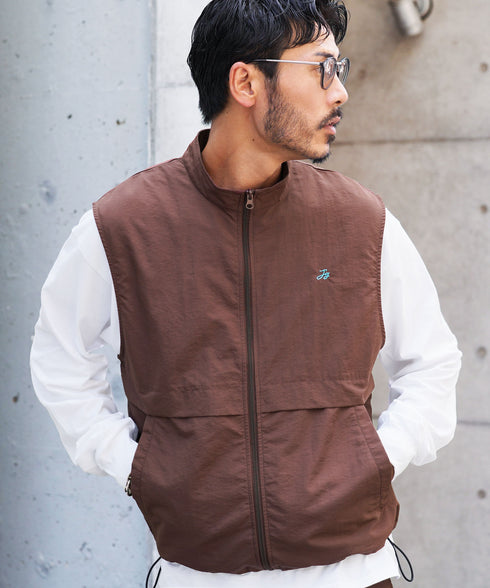 ナイロンベスト シャカシャカ セットアップ可 | ベスト メンズ 軽い シャカシャカ 軽量 ワンポイント 刺繍 ドローコード 裾絞れる アウトドア ライトアウター カジュアル きれいめ 大人 春 夏 秋 春服 夏服 チャコール グレー ブラウン ベージュ 20代 30代 40代
